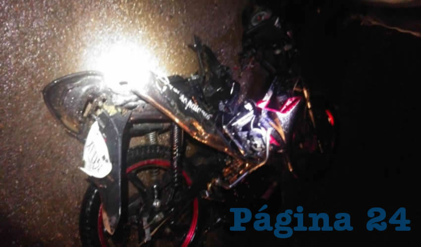 Las víctimas tripulaban esta motocicleta Italika negra con rojo