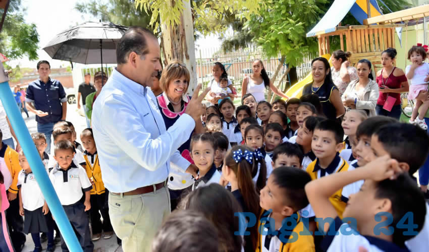 Durante el recorrido por los planteles educativos, MOS salud&oacute; al personal docente y a los alumnos