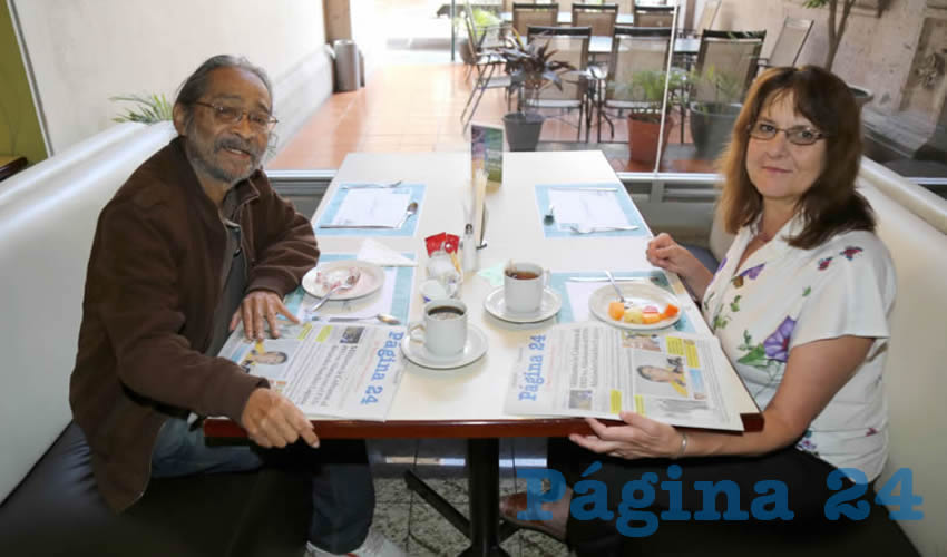 En el restaurante del Hotel Quality Inn compartieron el pan y la sal los periodistas Miguel Ángel Torres y Talli Nauman