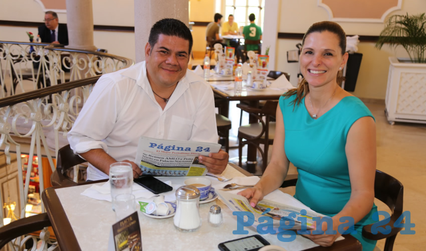 En Sanborns Francia almorzaron Heriberto Díaz Rodríguez y Karla Cassio Madrazo, regidora presidenta de la Comisión de Desarrollo Económico, Turismo y Asuntos Internacionales del Ayuntamiento de Aguascalientes