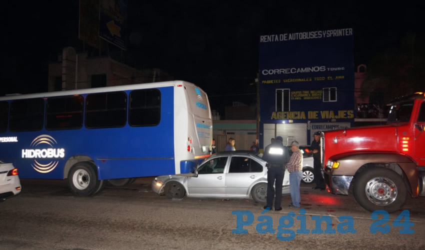 El tráiler chocó contra un carro Jetta, el cual se proyectó contra un autobús urbano