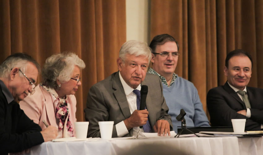 Ciudad de México.- Andrés Manuel López Obrador informó que sostuvo un encuentro con el presidente de la Conago Manuel Velasco (Foto: Cuartoscuro)