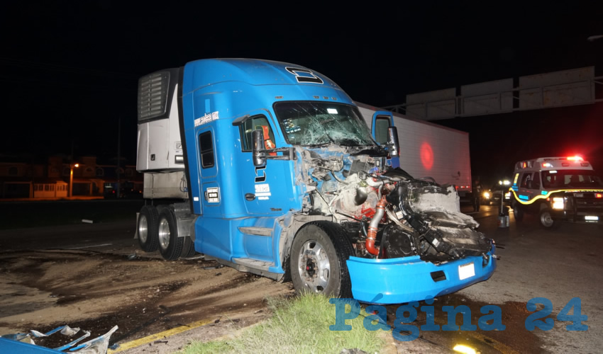 El tractocamión quedó destrozado en su parte frontal