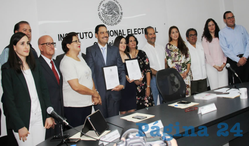 El delegado Ignacio Ruelas Olvera entregó la constancia de mayoría y validez a Martha Cecilia Márquez Alvarado y Juan Antonio Martín del Campo, propietarios de la primera y segunda fórmulas postuladas por la Coalición Por México al Frente