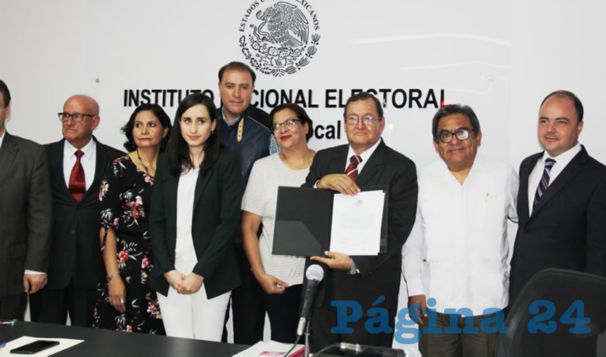 El delegado Ignacio Ruelas Olvera entregó la constancia de mayoría y validez a Daniel Gutiérrez Castorena que logró el segundo lugar en la votación con la fórmula registrada en primer lugar por la coalición Juntos Haremos Historia