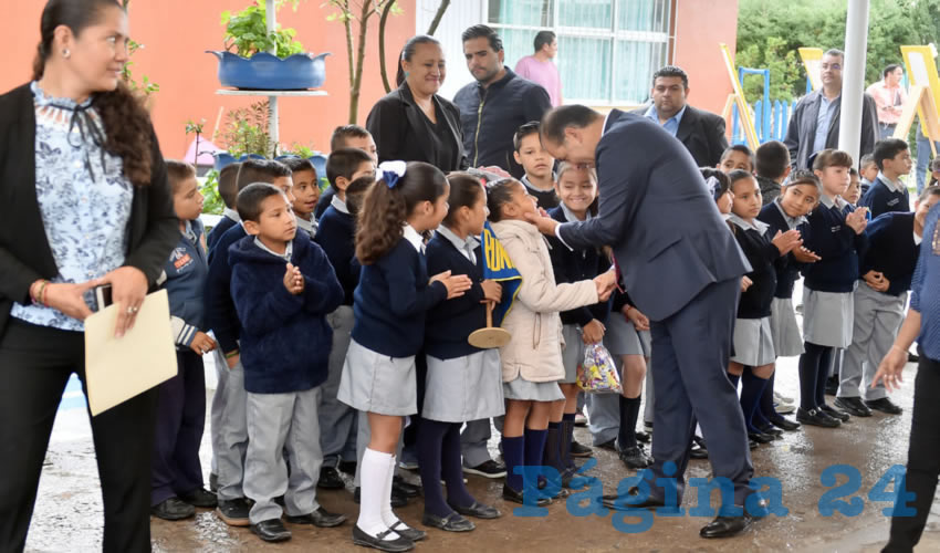 El gobernador del Estado, Martín Orozco Sandoval, entregó obras de infraestructura educativa en las primarias Cristóbal Colón, del Ejido Montoro y en la Agustín Melgar