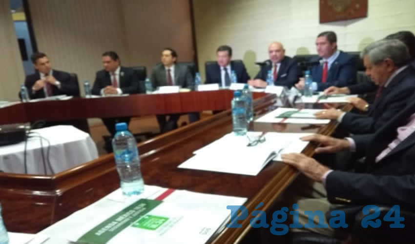 La organización SOS México explicó que el gobierno del estado se desentendió de cubrir las prestaciones extra, por lo que al final fue más la polémica con los municipios que los resultados; incluso el gobierno actual, a cargo de Aristóteles Sandoval, “nunca quiso aplicar todos los criterios de oportunidad” que se le señalaron/Fotos: Francisco Andalón López y Archivo Página 24