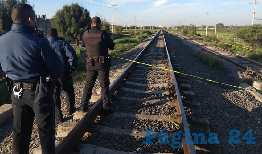 Polic&iacute;as rodean la zona donde fue localizado el cad&aacute;ver despedazado de la v&iacute;ctima