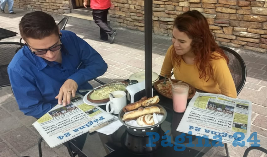 En el restaurante Las Antorchas, probaron su primer alimento del día Juan Alberto López Ledesma y Diana Laura López Esparza