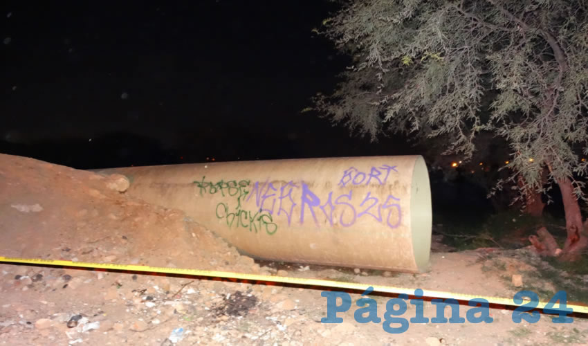 Uno de los pesados tubos con lo que se divert&iacute;an un grupo de menores