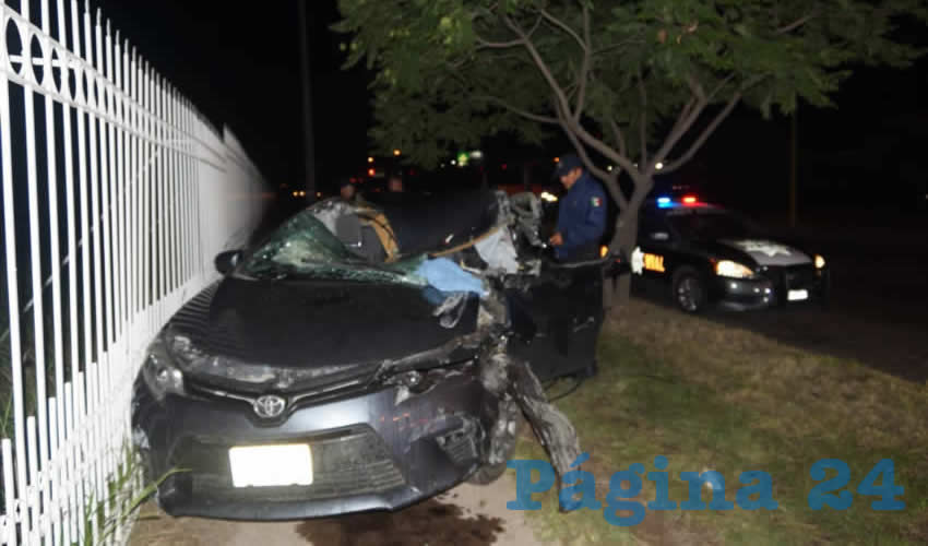 El Toyota Corolla quedó hecho chatarra