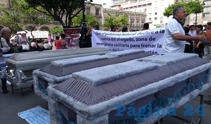 “Hoy a unos meses del final de su administración estatal le decimos: muchas gracias por no hacer nada. Muchas gracias porque al fin se irá a donde le corresponde, a ese lugar que la historia le tiene reservado: al rincón donde los indolentes gobernantes se reúnen por siempre, al basurero de la historia”, tronaron los afectados por las amosiones y negligencias de Aristóteles Sandoval Díaz/Fotos: Francisco Andalón López