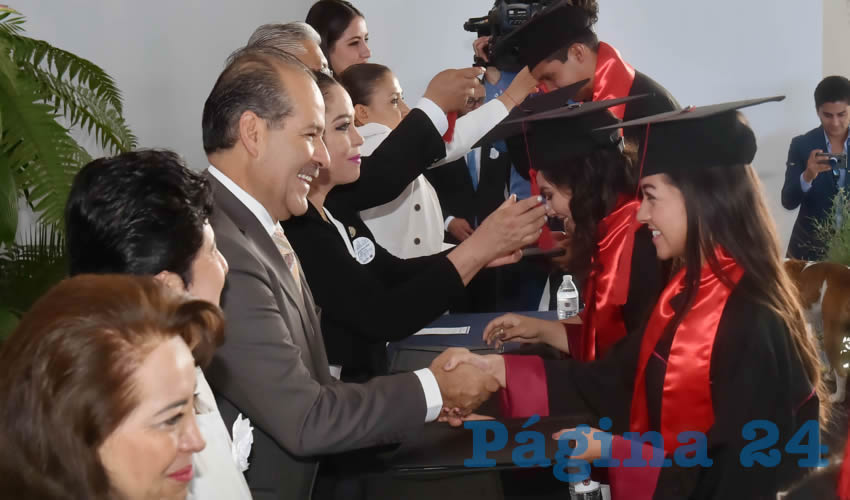 El compromiso que tienen como futuros maestros es preparar a las próximas generaciones de niños y jóvenes, las cuales deben ser cada día más competitivas: MOS
