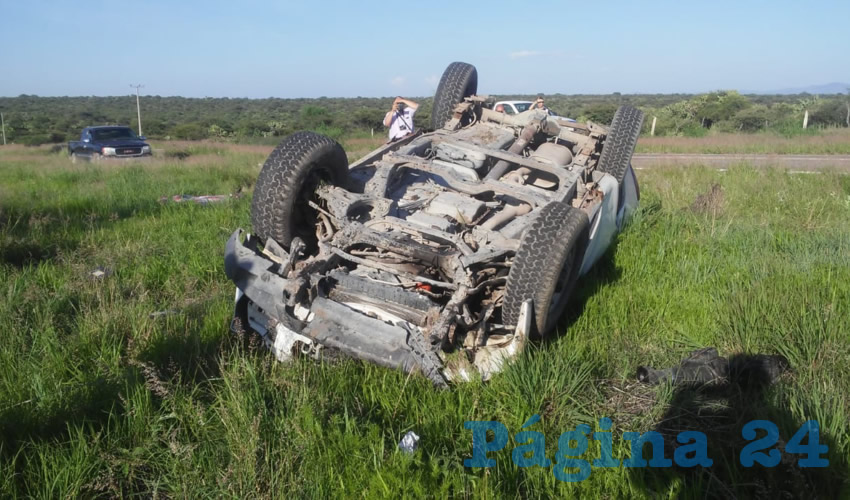 Un adolescente muri&oacute; y otro result&oacute; herido, al volcarse una camioneta sobre la carretera federal 71
