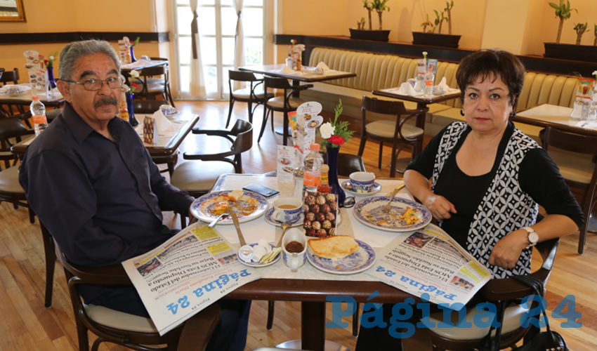 En Sanborns Francia almorzaron Ricardo de Anda Ram&iacute;rez y Mar&iacute;a Luisa Aguilera de Anda