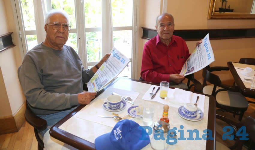 Los hermanos Luis y Jes&uacute;s Espinoza Gayt&aacute;n desayunaron en Sanborns Francia