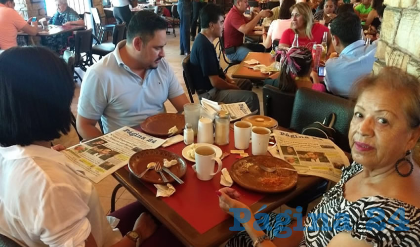 En el restaurante Las Antorchas desayunaron Isabel Ju&aacute;rez, Jos&eacute; Vargas y Cristina Ju&aacute;rez