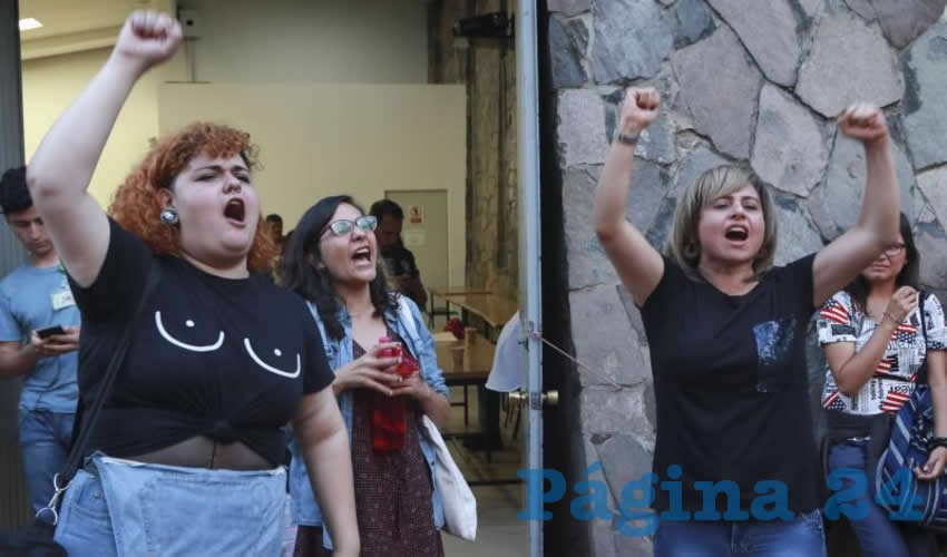 Miembros del Comité de América Latina y El Caribe para la Defensa de los Derechos de la Mujer (Cladem) celebran la resolución favorable 