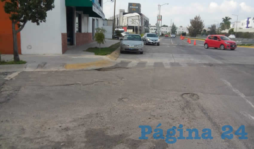 En avenida Tchaikovski, en Zapopan, sólo quedaron los señalamientos del inicio de la obra de colocación de concreto para pavimento. Sin embargo, los colonos pretendían exigirle más acciones de mejora en la zona/Foto: Francisco Tapia