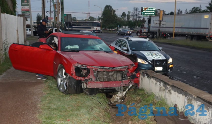 El Chevrolet Camaro se estampó contra un muro, en avenida Siglo XXI sur