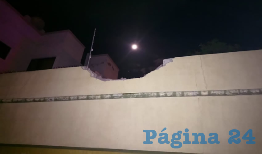 Con una grúa pluma fue retirada la camioneta