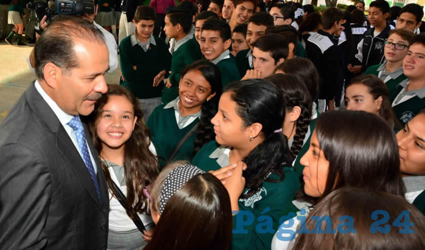Queremos apoyar a los estudiantes para que sigan en la escuela y que la falta de recursos no sea motivo para abandonar su preparación: MOS