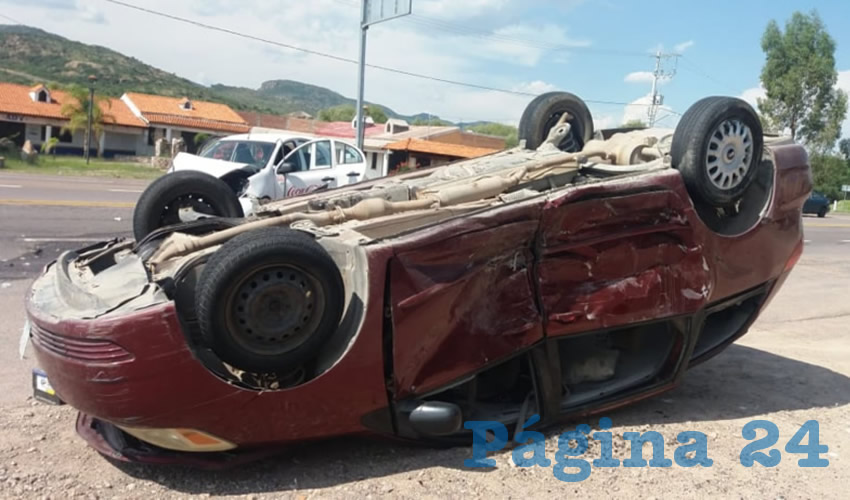 Sobre su toldo quedó la camioneta Toyota Sienna, que tripulaban varios adultos y menores de edad