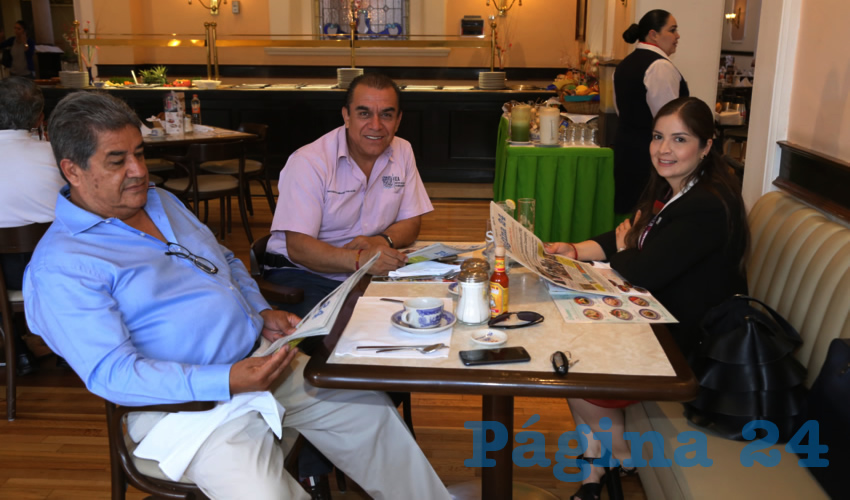 En Sanborns Francia compartieron el pan y la sal Juan Antonio Arroyo Rodr&iacute;guez, Juan Gayt&aacute;n Mascorro y Patricia Saracho Mart&iacute;nez, rectora de la Universidad Tecnol&oacute;gica El Reto&ntilde;o