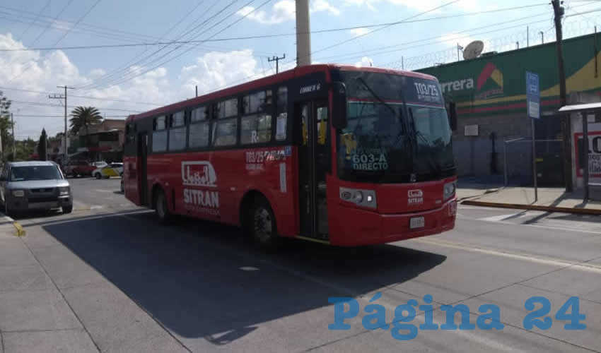Según la Secretaría de Movilidad, supuestamente se comprobó que dos rutas complementarias y una troncal que operan en la zona metropolitana “cumplieron” con lo estipulado para ser consideradas como rutas-empresa, por lo que a partir del 4 de agosto podrán cobrar 9 pesos por pasaje/Fotos: Francisco Andalón López