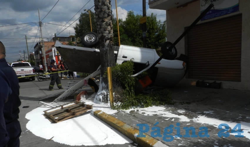 Alrededor de 200 litros de resistol se derramaron al volcarse la camioneta estaquitas