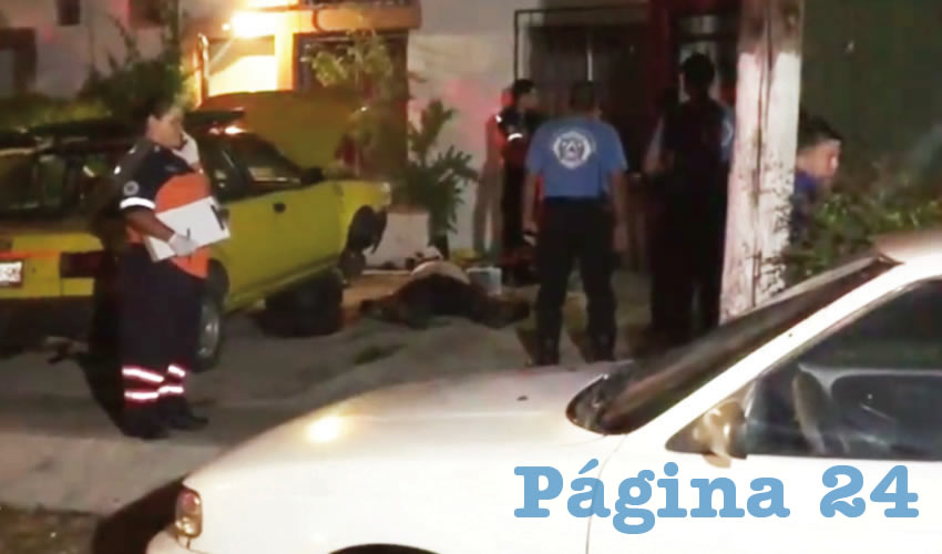 El cuerpo del taxista quedó bajo el auto que revisaba/Fotos: Especial