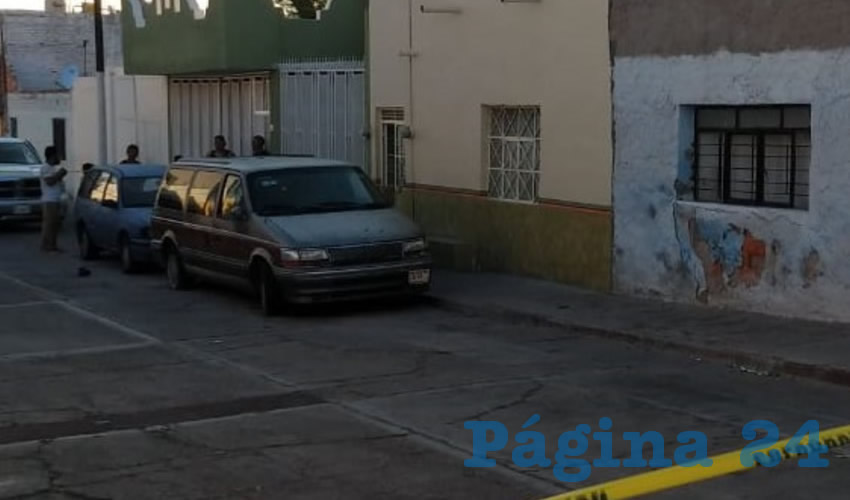 La camioneta Chrysler Town & Country tiene al menos cinco balazos