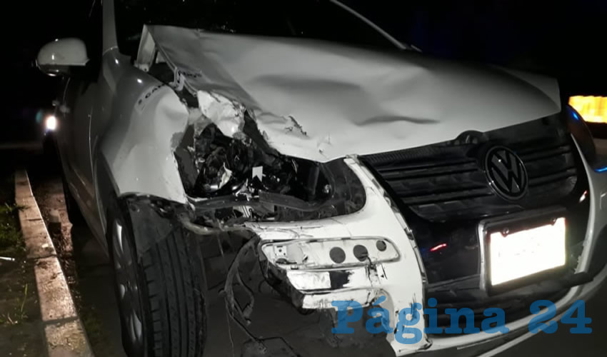 El desconocido conductor dejó en estas deplorables condiciones su automóvil Volkswagen Jetta