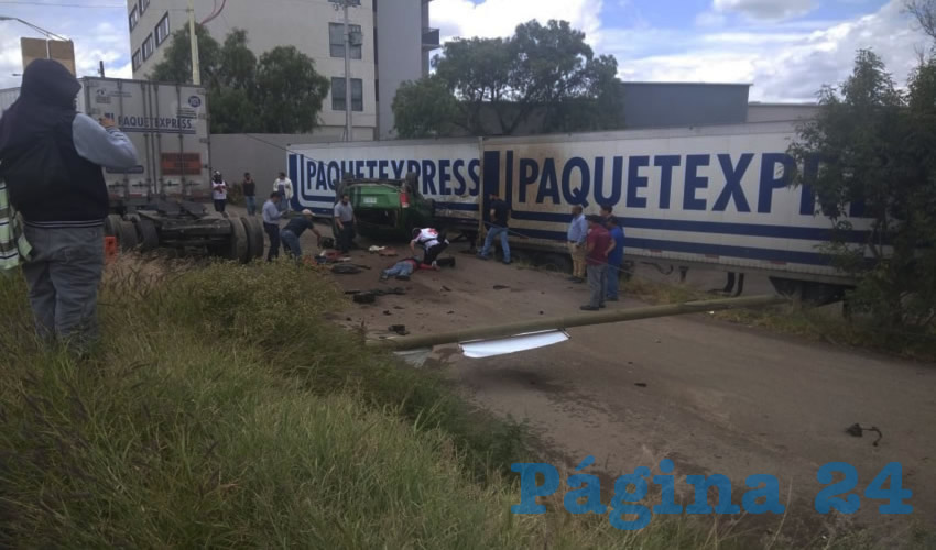 La camioneta atropelló y mató a un peatón y, al volcarse, murió el conductor y quedó herida la acompañante