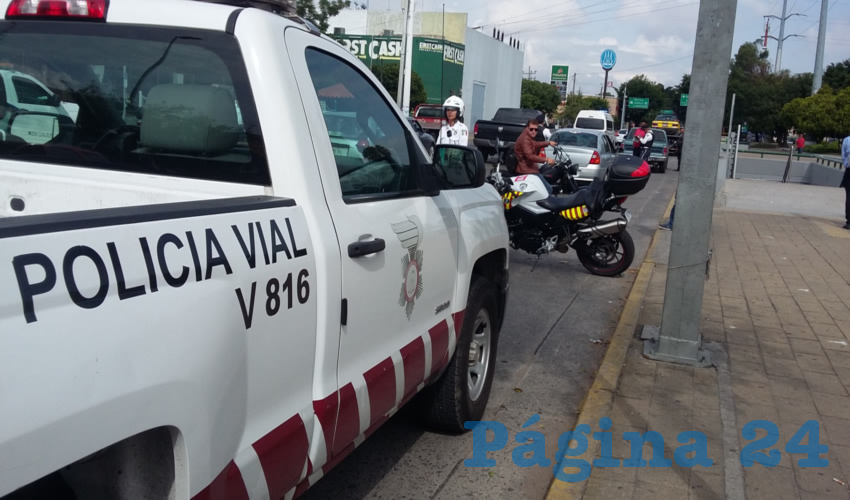 Ayer agarraron parejo los de la Semov en las inmediaciones de la ex penal de Oblatos: detuvieron a conductores de automóvil y motociclistas para pedirles los papeles. Si no los traían en regla, ya había grúas esperando para trasladar los automotores al corralón/Fotos: Francisco Tapia