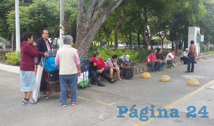 Un hombre de la tercera edad que vendía en el tianguis de la ex penal de Oblatos se asustó por la prepotencia con que empleados municipales llegaron amenazando de que si no se levantaban harían uso de la fuerza pública: “El jueves amaneció muy enfermo y el viernes falleció de un infarto que le dio por la impresión que tuvo al tener este tipo de amenazas”, lamentaron sus compañeros removidos/Fotos: Francisco Tapia