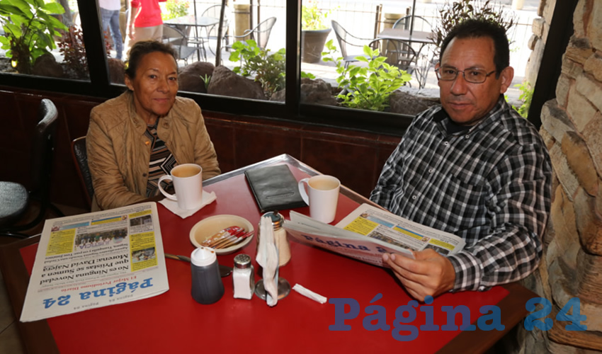 Kike de la Torre, coordinador de Comunicación Social del Municipio; y Alberto Viveros Lozano almorzaron en Sanborns Francia