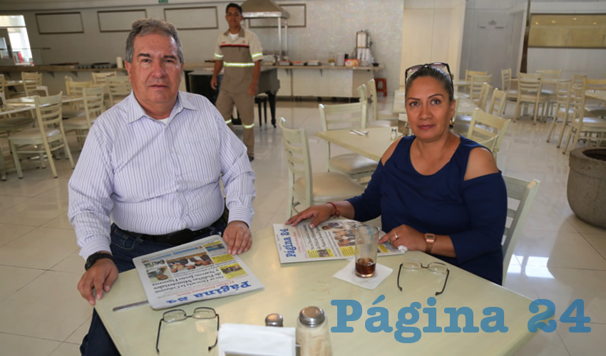 En el restaurante Del Centro compartieron el pan y la sal Gilberto Ortiz Vargas y Juana Mantilla Sosa, atrás el repartidor de Coca Cola