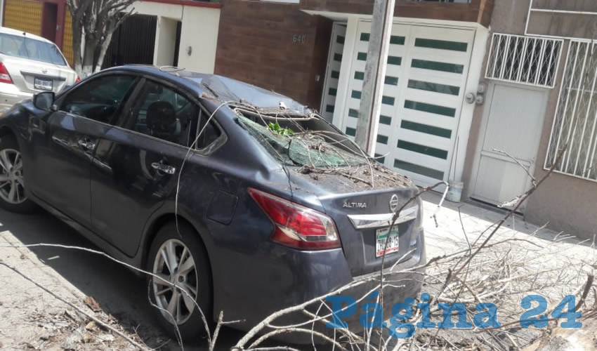 Severos daños sufrió el vehículo Nissan Altima, sobre prolongación Josefa Ortiz de Domínguez