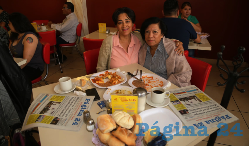 En el restaurante Mitla compartieron el primer alimento del d&iacute;a Rosario Moreno Esparza y Luc&iacute;a Lona Castillo