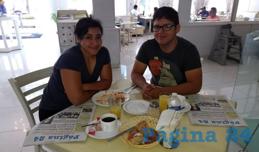 Nayeli Medina y Enrique Pacheco, visitantes de Fresnillo, Zacatecas, desayunaron en el restaurante Del Centro