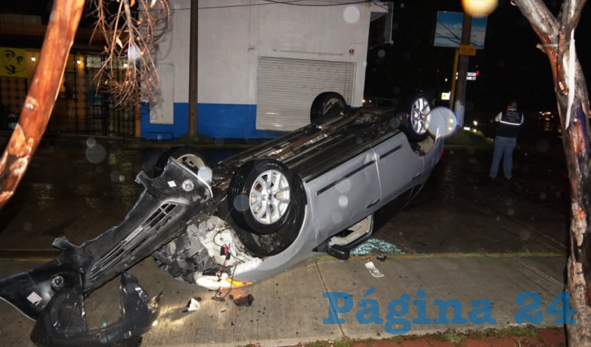 La camioneta de Sergio Carrillo L&oacute;pez, qued&oacute; volcada sobre su toldo