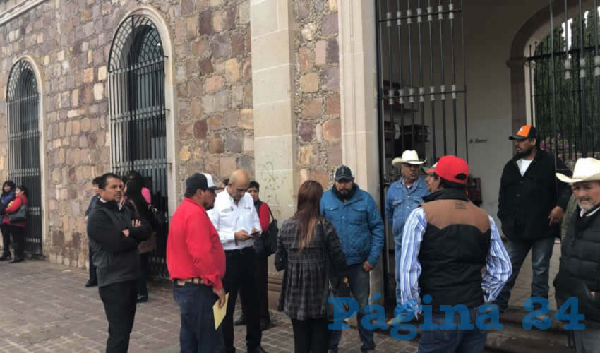 Jesús Becerra López, representante de 25 unidades de riego de la región Casa Blanca, Lomas de Guadalupe, Ojo de Agua, La Luz, Los Rancheros y San Ignacio informó a Página 24 Zacatecas que se manifestaron pacíficamente porque previo al periodo electoral suspendieron un programa de desarrollo rural que maneja el ayuntamiento (Foto Merari Martínez)