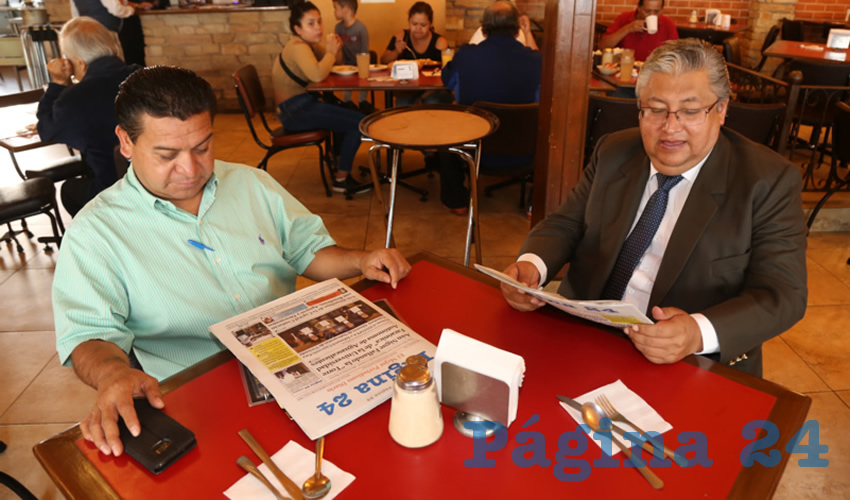 En Las Antorchas compartieron el primer alimento del día Antonio Martínez Altamira y José Luis Briones Briseño, delegado especial del SNTE sección uno