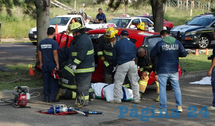 Momento en que las autoridades “empaquetaban” el cadáver del taxista
