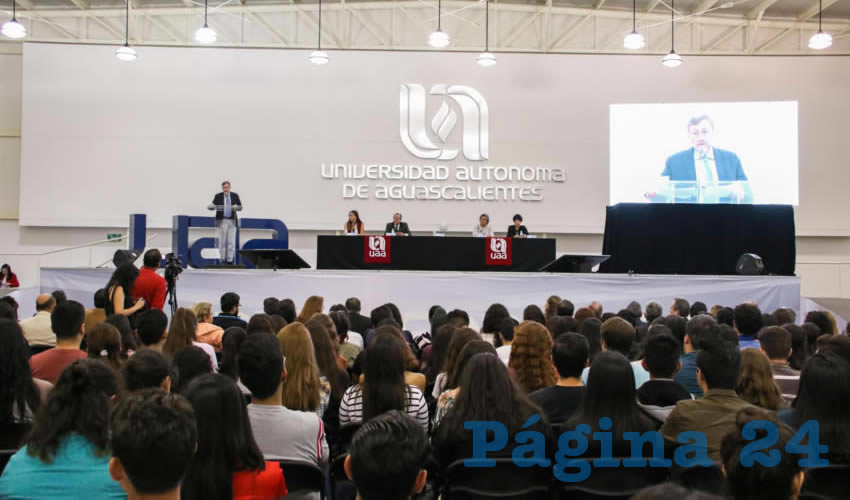Francisco Javier Avelar González dio la bienvenida a los 4 mil 445 estudiantes aceptados en las 63 licenciaturas e ingenierías