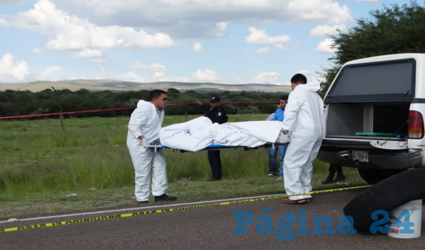 Momento en que peritos retiran los restos, para trasladarlos al Servicio Médico Forense