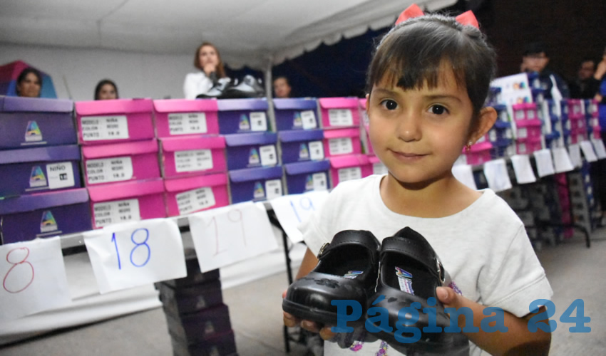 M&aacute;s de mil apoyos escolares entreg&oacute; Tere Jim&eacute;nez a peque&ntilde;as y peque&ntilde;os hijos de tianguistas, en el Parque Hidalgo