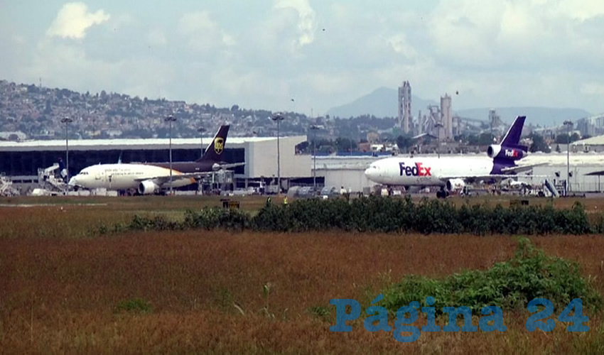 Son dos años ocho meses desde que ejidatarios de El Zapote se mantienen en pie de lucha, por el predio del estacionamiento anexo al aeropuerto, y contra las intenciones del gobierno federal y de empresarios de apropiarse de más hectáreas para ampliar la terminal aérea; mientras tanto, el conflicto en tribunales podría destrabarse hasta dentro de un año/Fotos: Francisco Andalón López