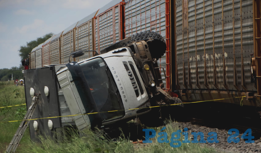 El sangriento percance ocurri&oacute; en el cruce del tendido ferroviario con la carretera estatal 25